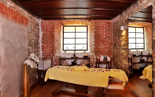 Tuğla duvarlı, gül yapraklı masaj odası — Kirazlı, Masaj Salonun