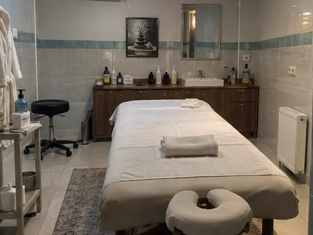 Lavabolu, raflı odada hazır masaj masası — Kirazlı, Masaj Salonun