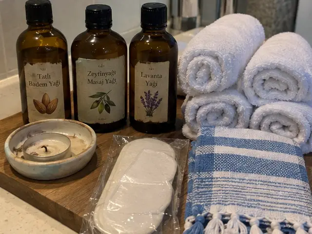 Tatlı badem, zeytinyağı ve lavanta masaj yağları, rulo havlular ve peştemal — Kirazlı, Masaj Salonun